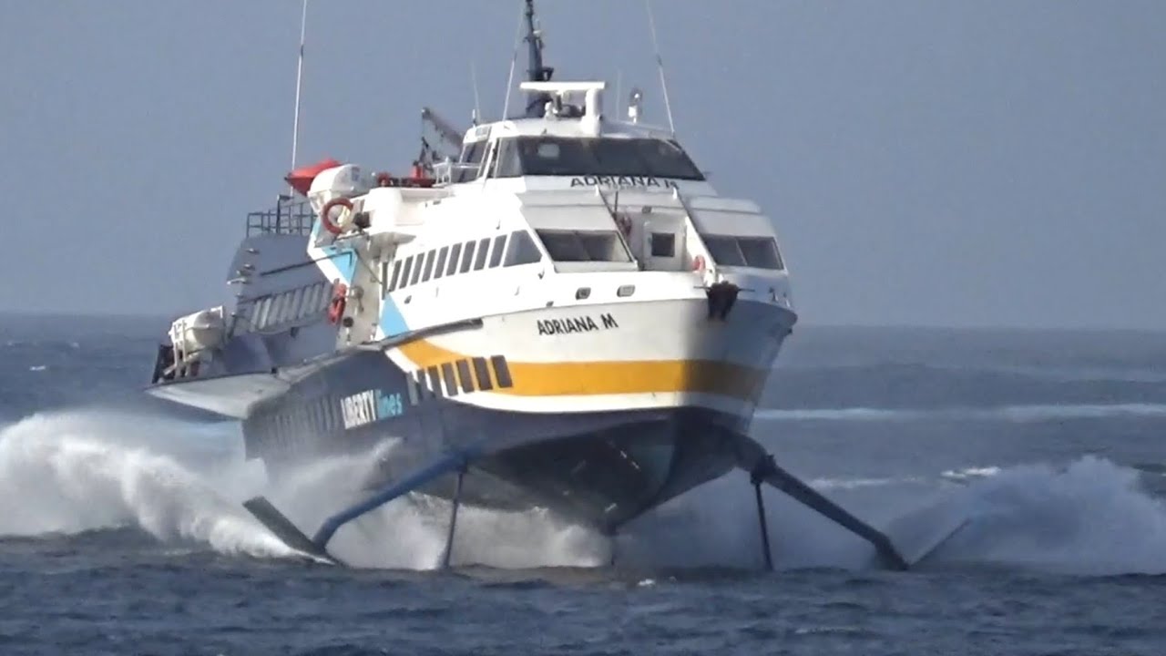 Aliscafo Adriana M in arrivo al porto di Favignana