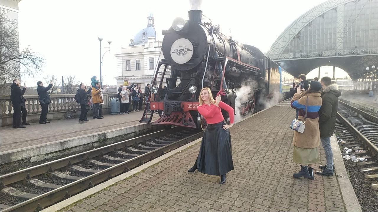 Львів 2023: паровоз серії Ер-797-86 Львів-Брюховичі рушає з залізничного вокзалу 1 січня 2023 р.