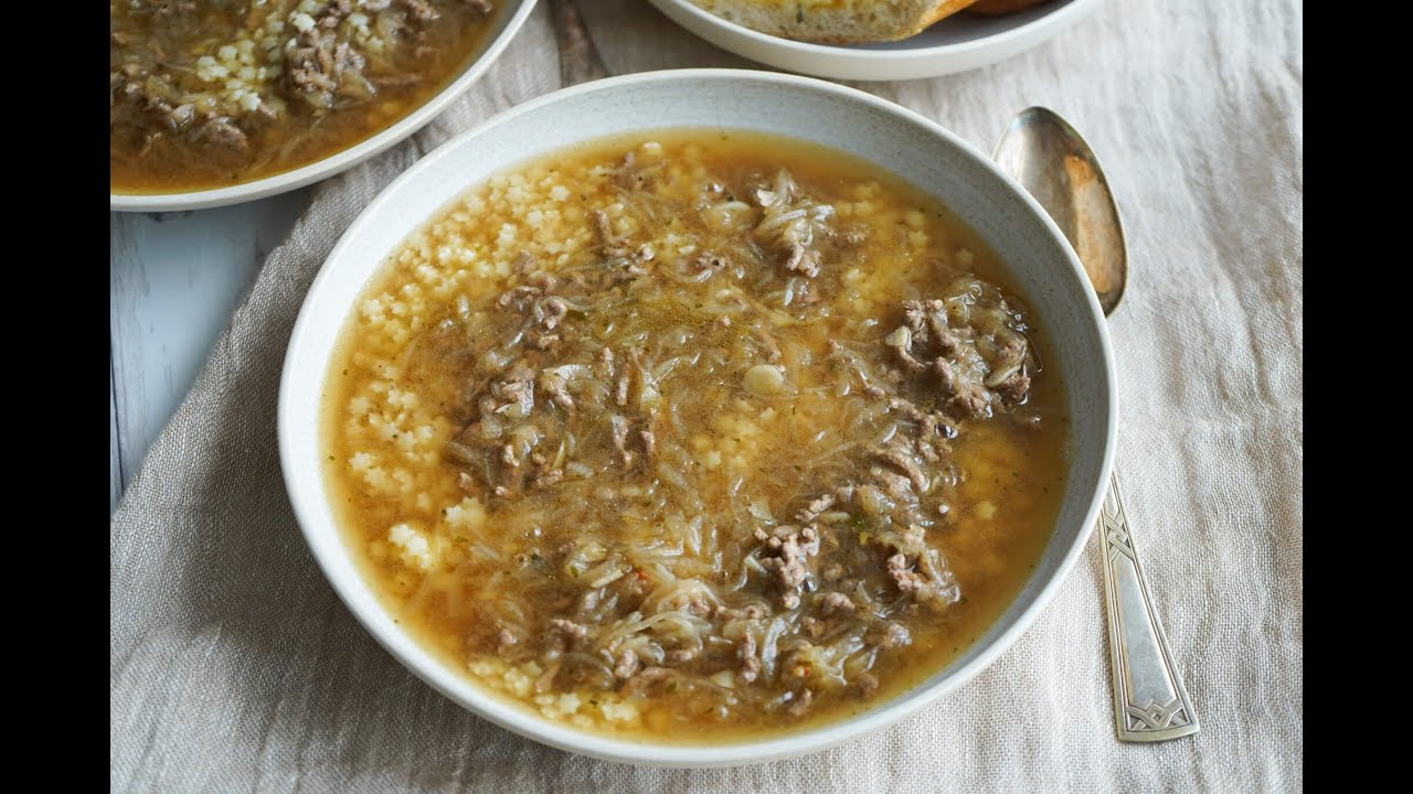 Oksekødsløgsuppe med ostebrød