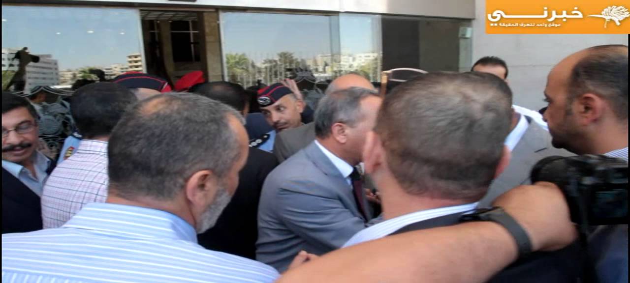 عائلة النائب قصي الدميسي أمام البرلمان