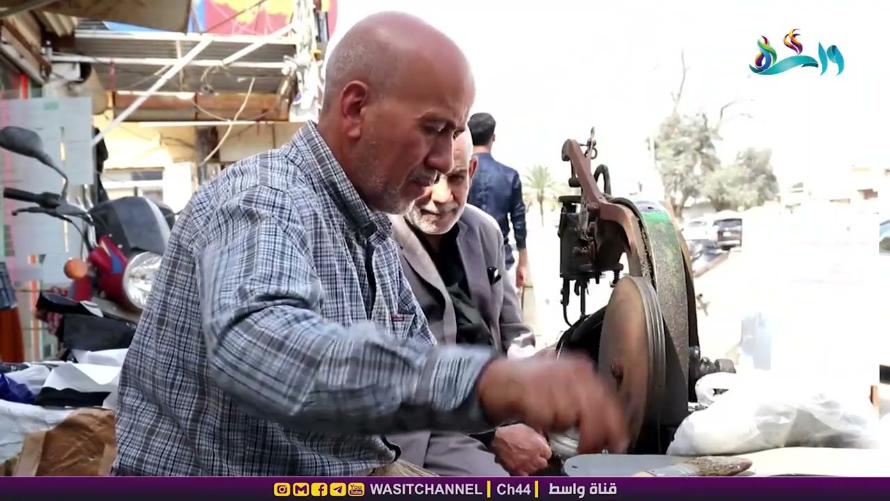 الاسكافي عادل المصري يعمل في مهنة تتحدى الاندثار