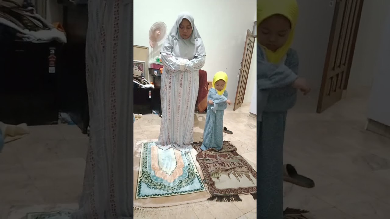 Zia dan bunda lagi sholat Maghrib