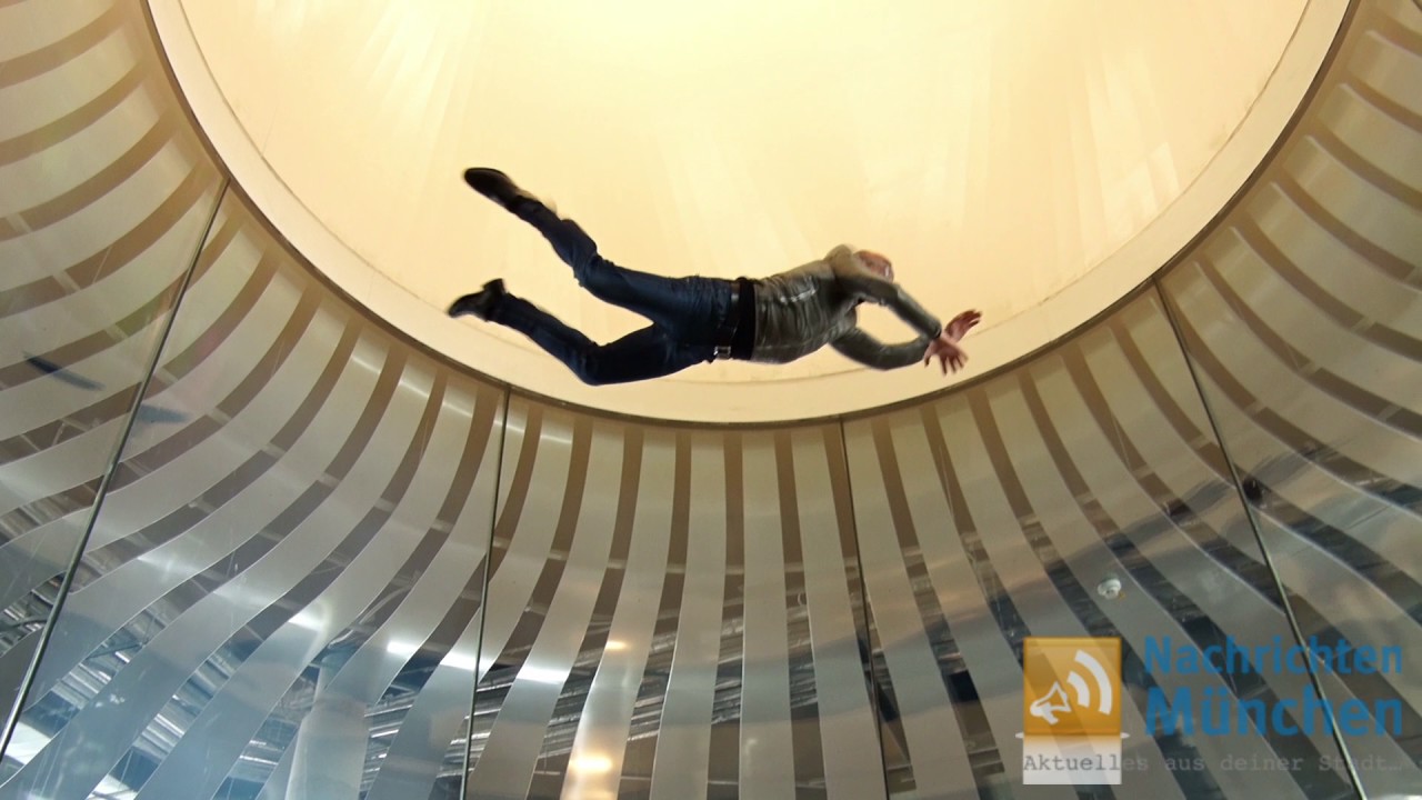 Jochen Schweizer demonstriert Bodyflying