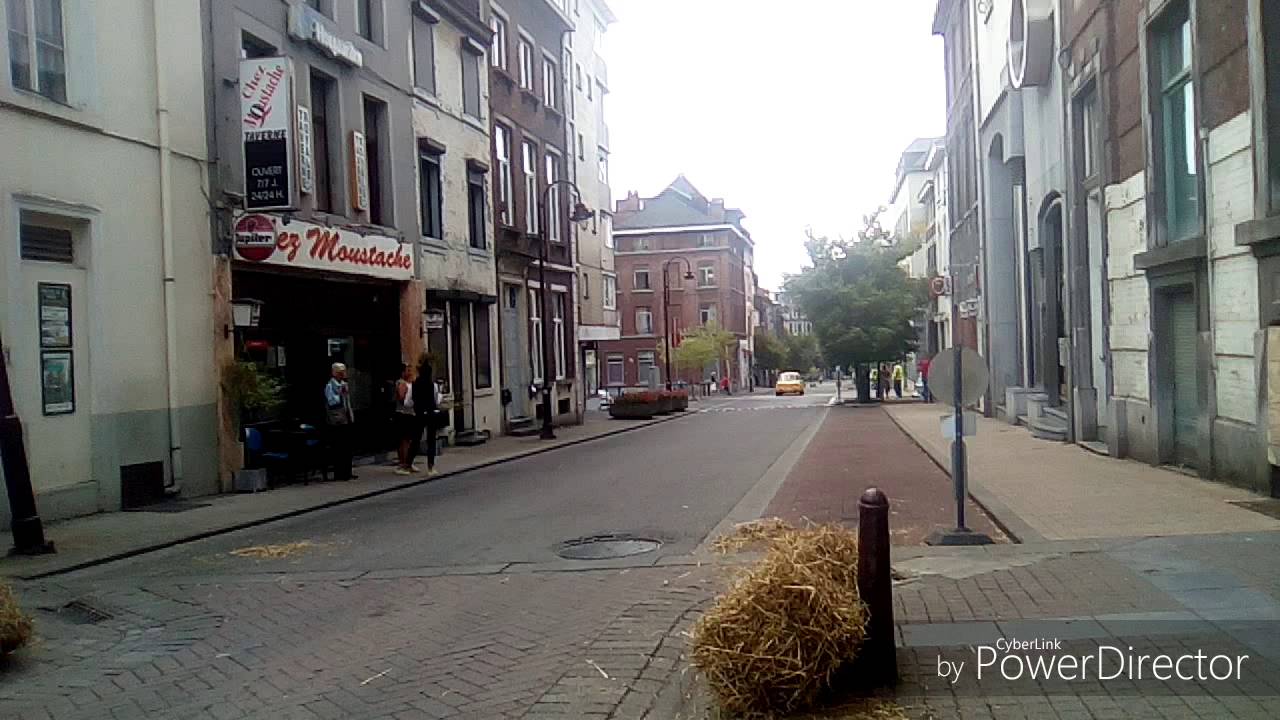 Rallye des anciennes voitures &agrave; Charleroi lors des 350 ans de la ville