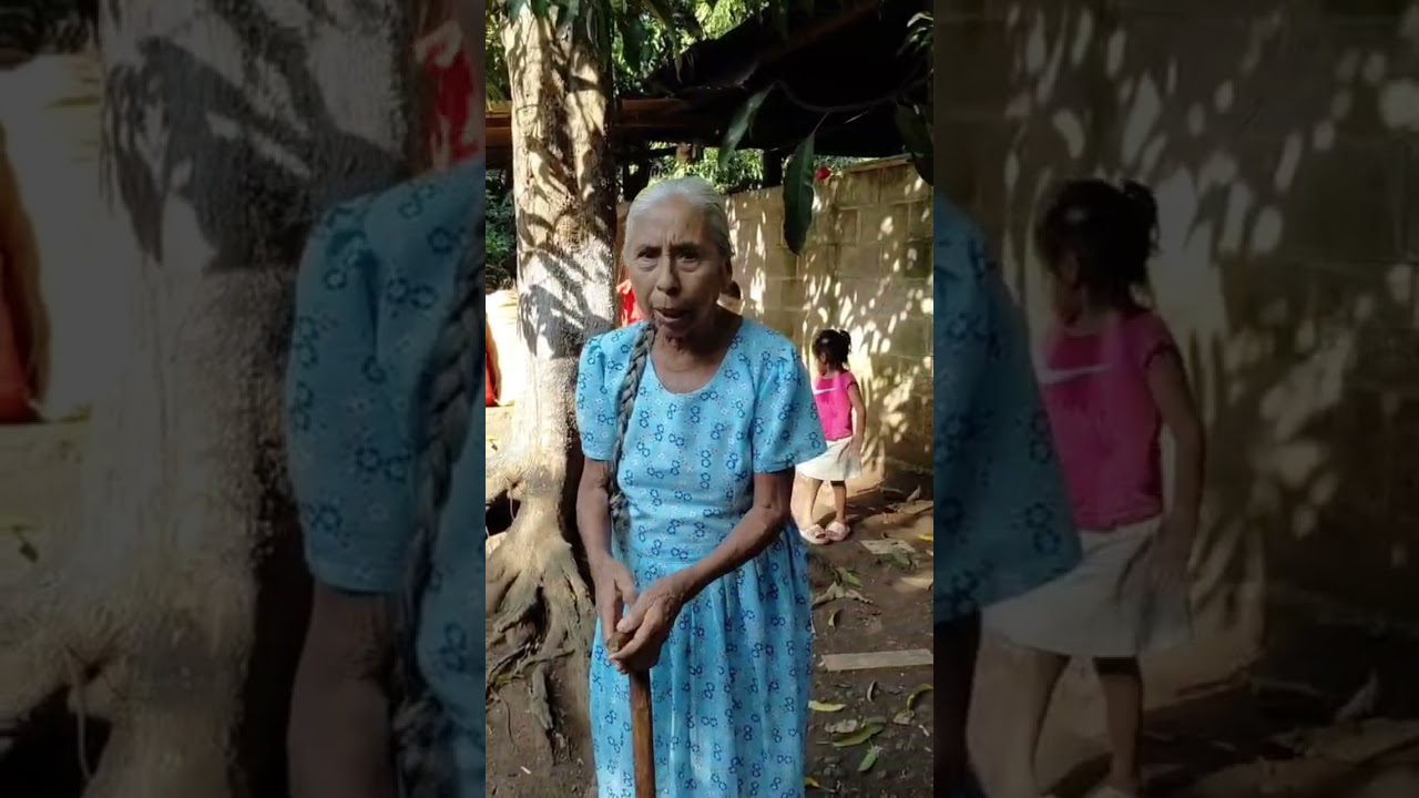 Doña Carmen recibiendo su canasta navideña 🙏❤️