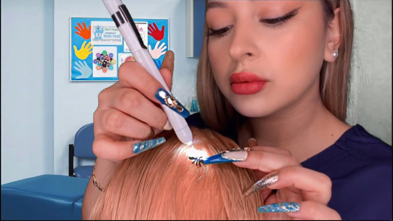Школьная медсестра ASMR проверяет ваши волосы на наличие вшей💆‍♀️ (она выщипывает их одну за друг...