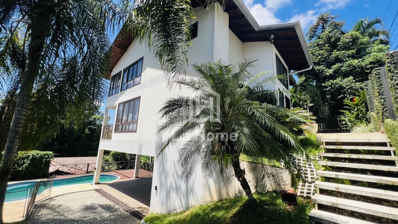 Casa semi mobiliada, com piscina, 4 dormitórios sendo 1 suíte para locação em Blumenau! 