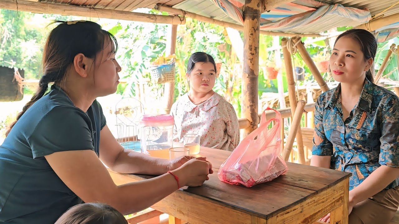Chip's teacher visited Thu's family and apologized for letting Chip go with Ten and get lost.