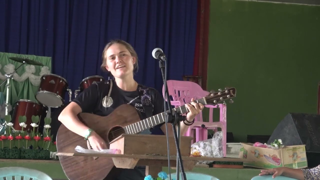 A Karen white girl, Sahale, is singing a Karen song.