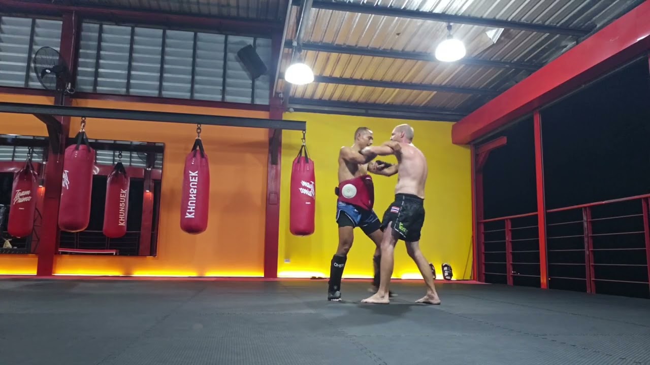 Another whole session with Kru Jo at khun suek mauythai, Even stood on a bee lol