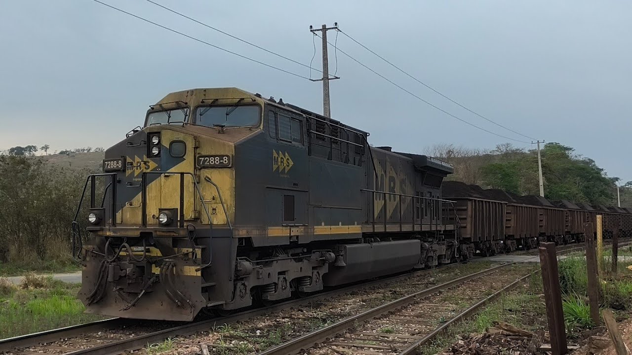 Trem de minério acelerando e passando pelo pátio de Marinhos.