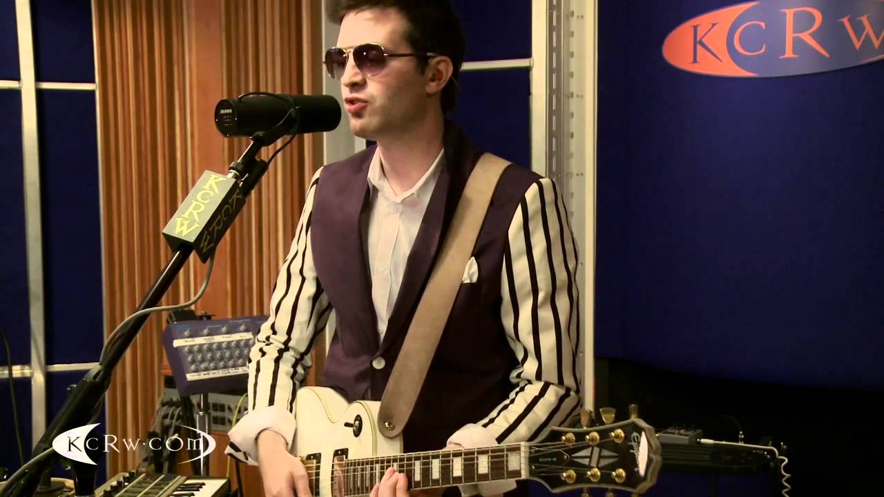 Mayer Hawthorne performing 