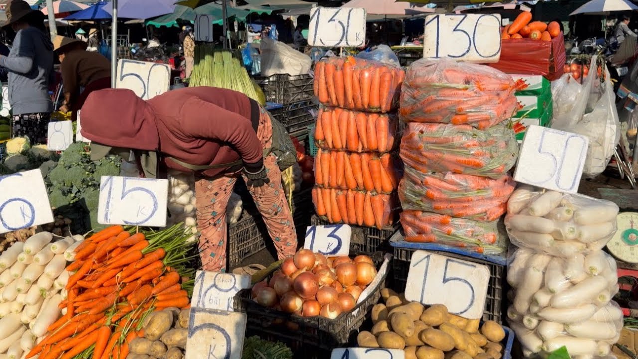 Giá bán lẻ rau củ cuối năm tiểu thương bán chậm ế vắng khách chợ đầu mối thủ Đức 