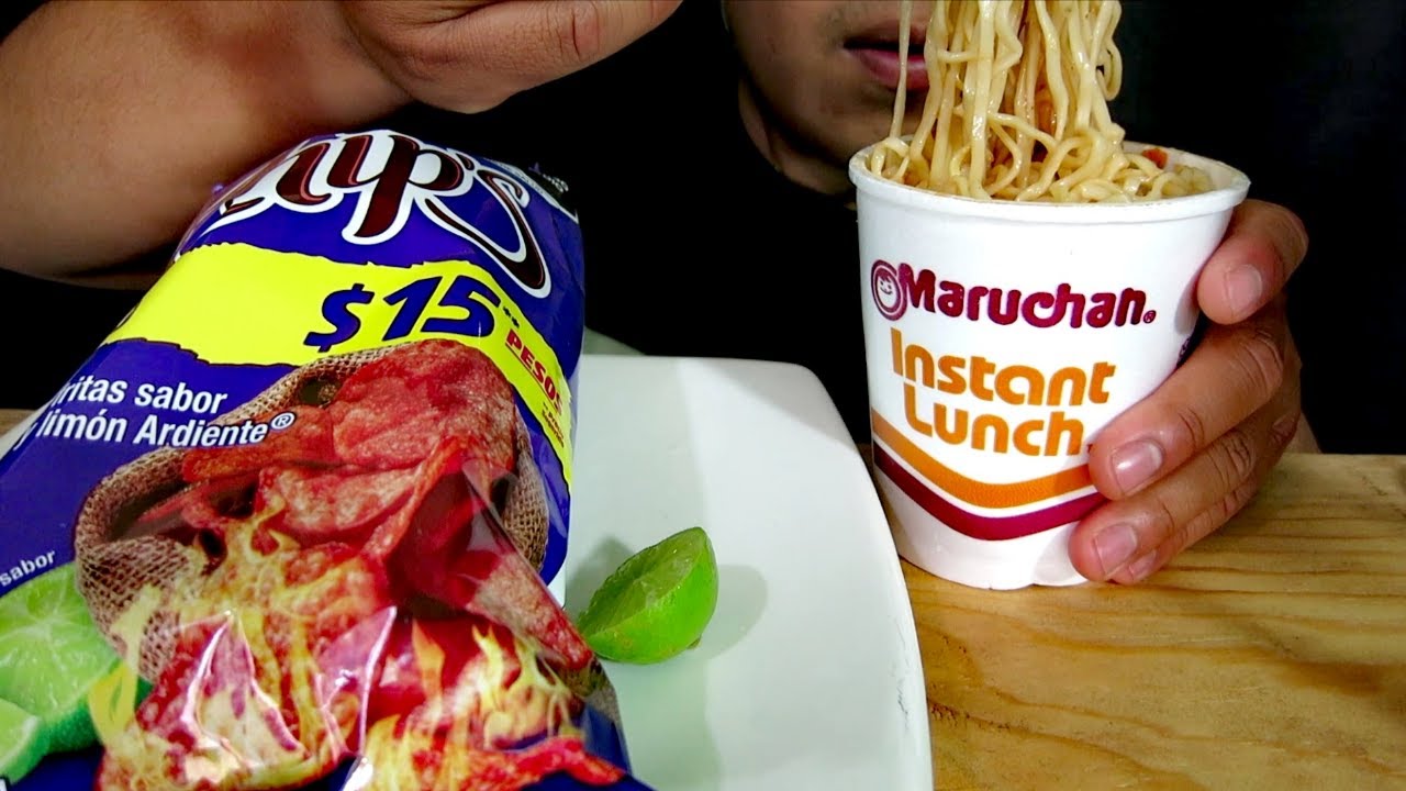 ASMR COMIENDO MARUCHAN Y CHIPS FUEGO CON SALSA VALENTINA