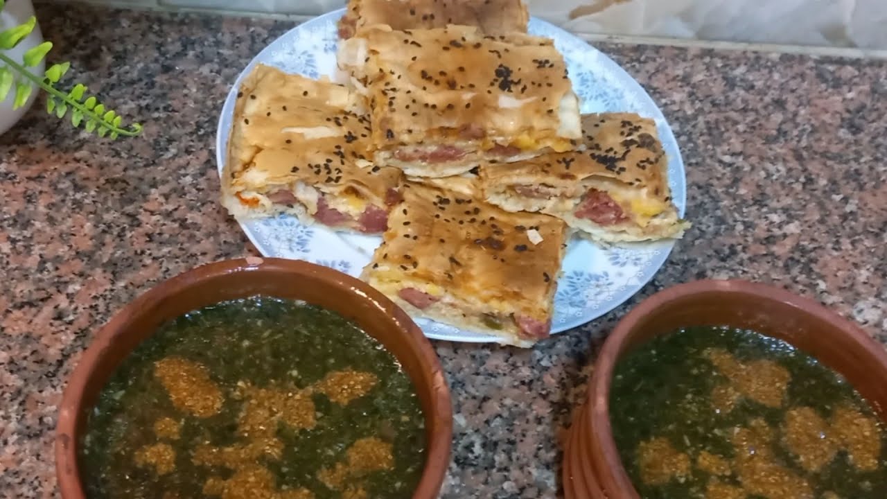 عملتهم الغدا ب٥٠ج بس صينه جلاش بالسوسيس والجبنه وملوخية خضرا متفرزه طعمها ولونها حكايه 👍👍❤️