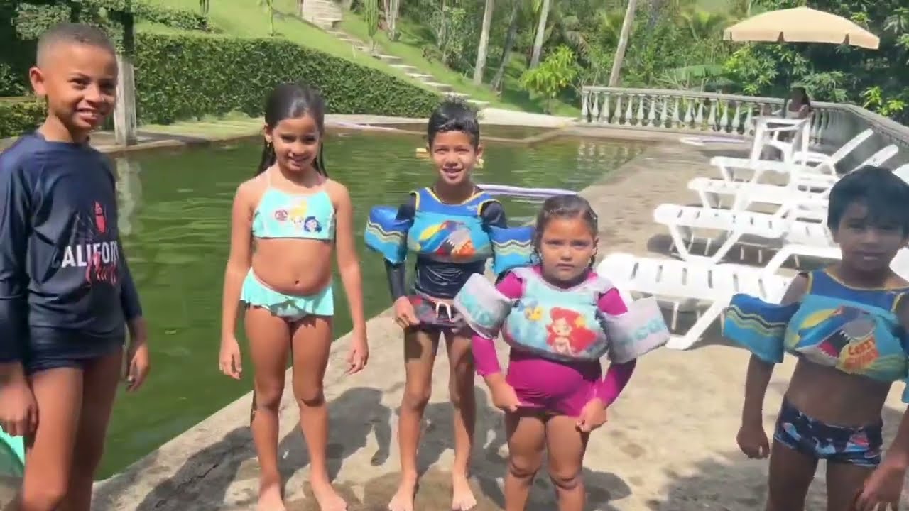 MERGULHAMOS EM UMA PISCINA DE SLIME VERDE
