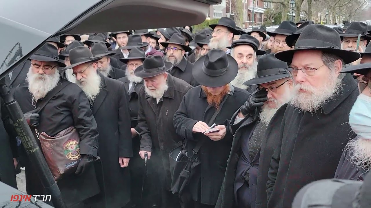 מנגנים בדמעות ובלב רוטט: מאות אחר מיטתו של הרב גרשון מענדל גרליק ע