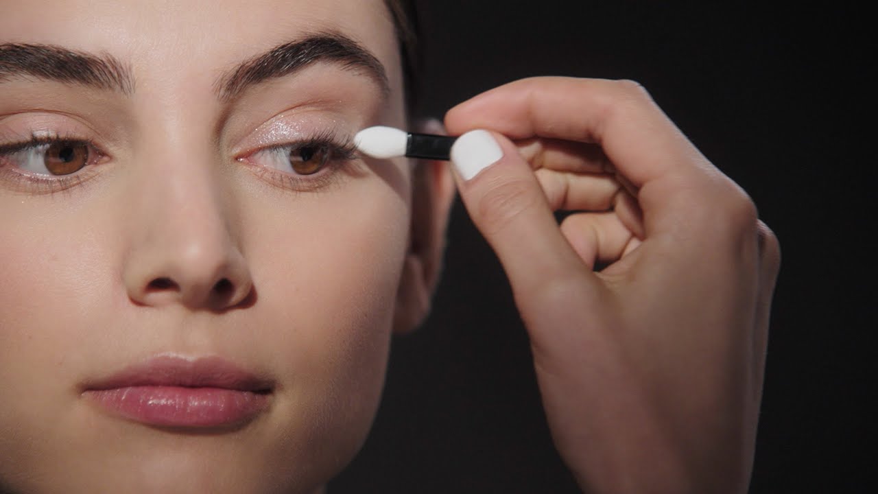 How to Apply Your Ombre Premi&egrave;re Top Coat Carte Blanche &ndash; CHANEL Makeup Tutorials