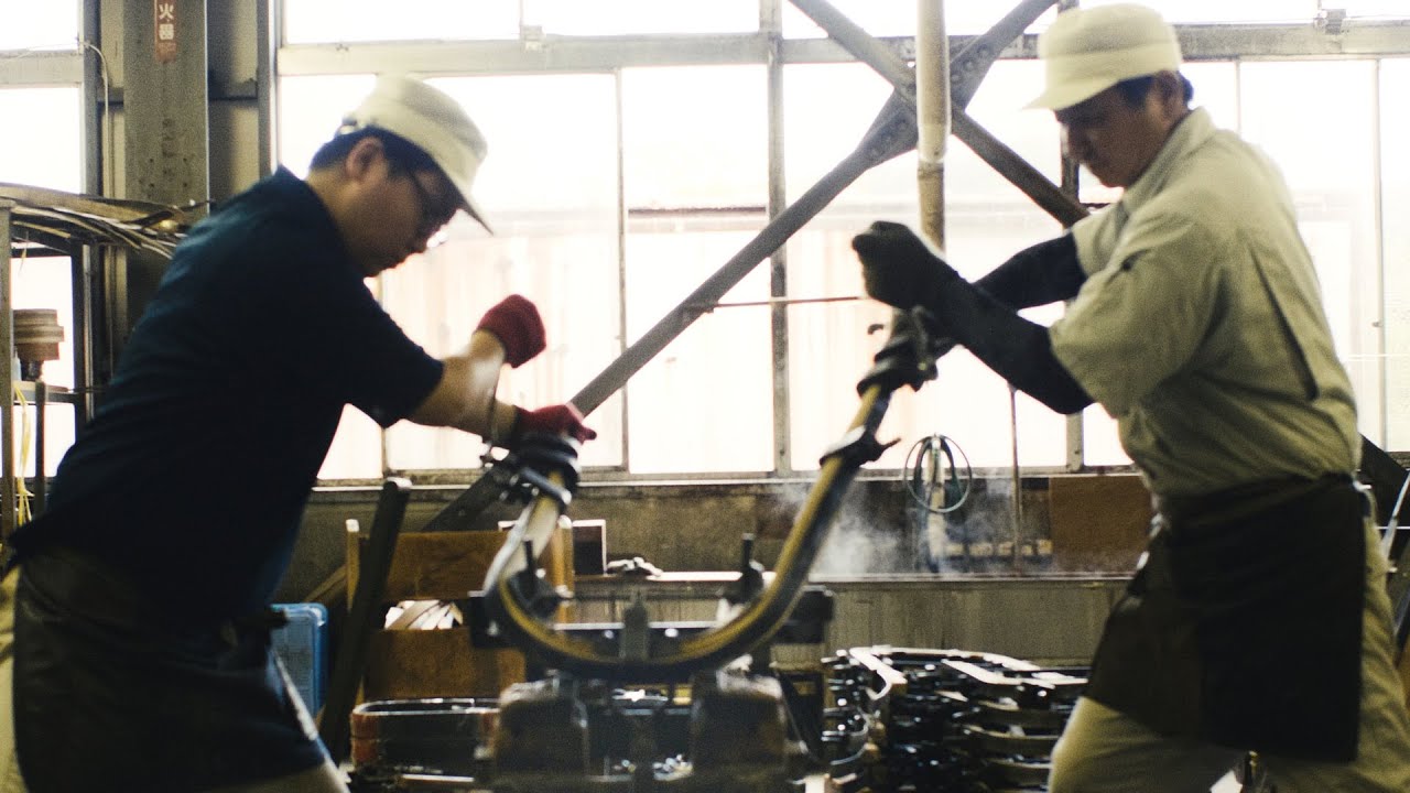 Процесс изготовления стульев в мастерской, специализирующейся на обработке гнутой древесины.