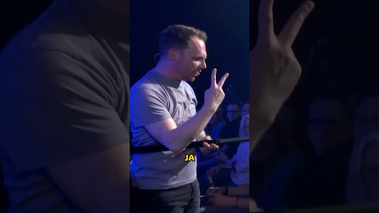 Menschlicher Mikrofon-St&auml;nder 😂🎤