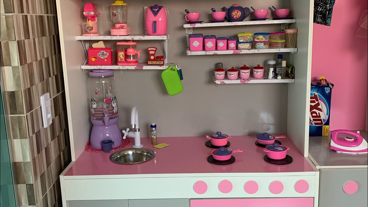 Tour pelos armários da minha cozinha nova de brinquedo