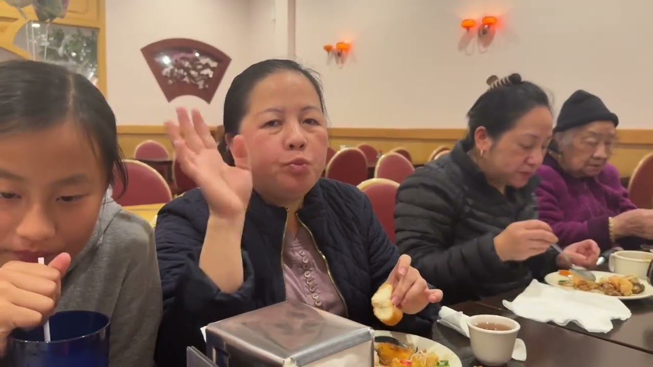 Coj tsev neeg mus noj Buffet.