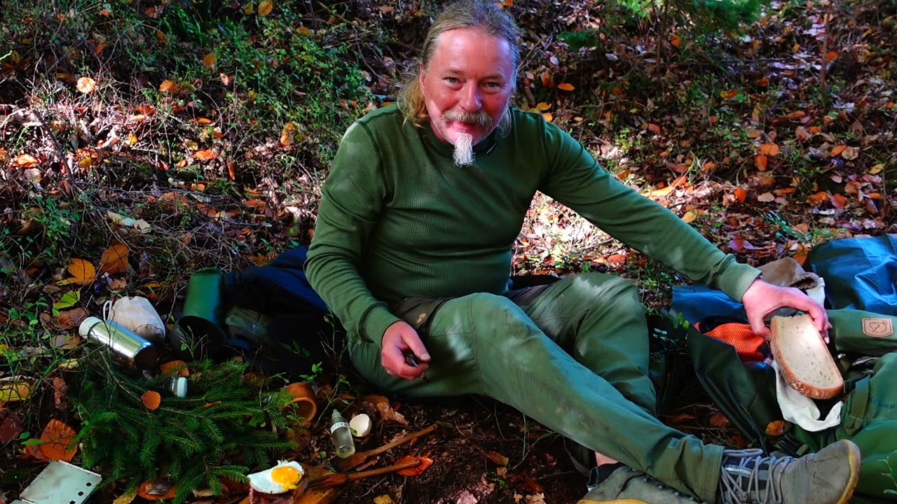 Vaření na lihovém vařiči. Krásný podzimní den v lese.