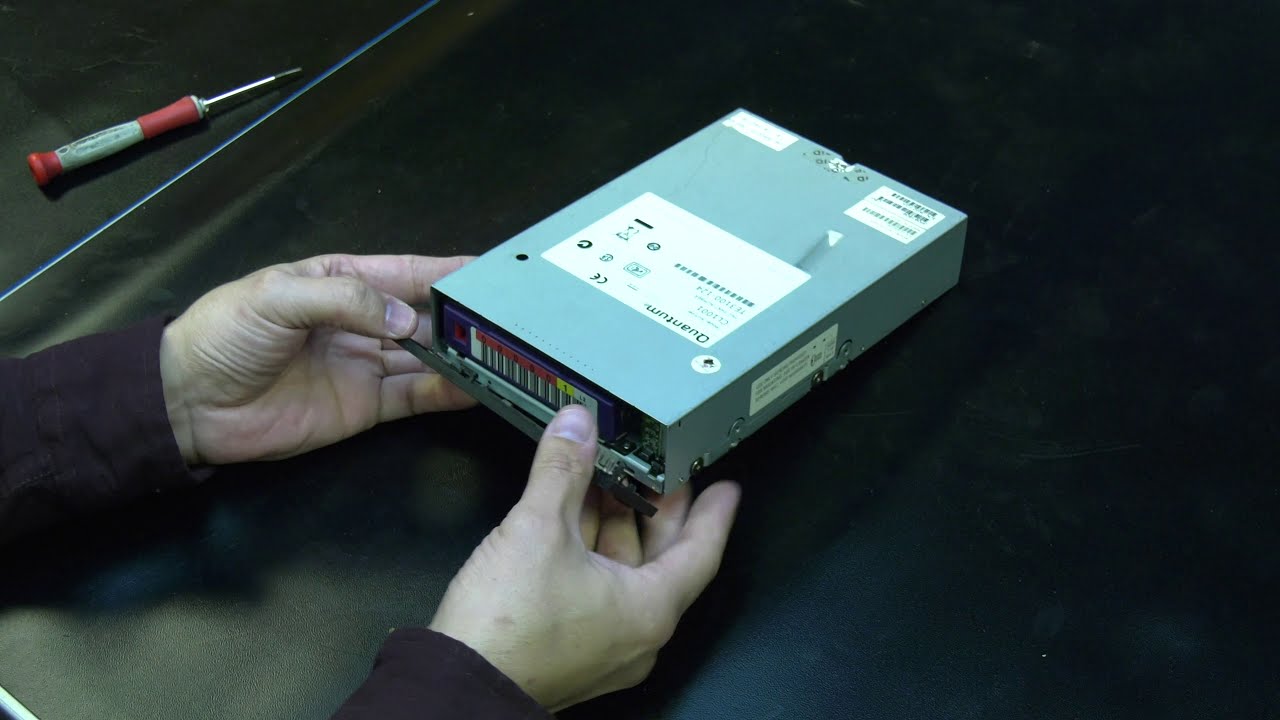 Quantum Half Height LTO 2 Tape Extraction