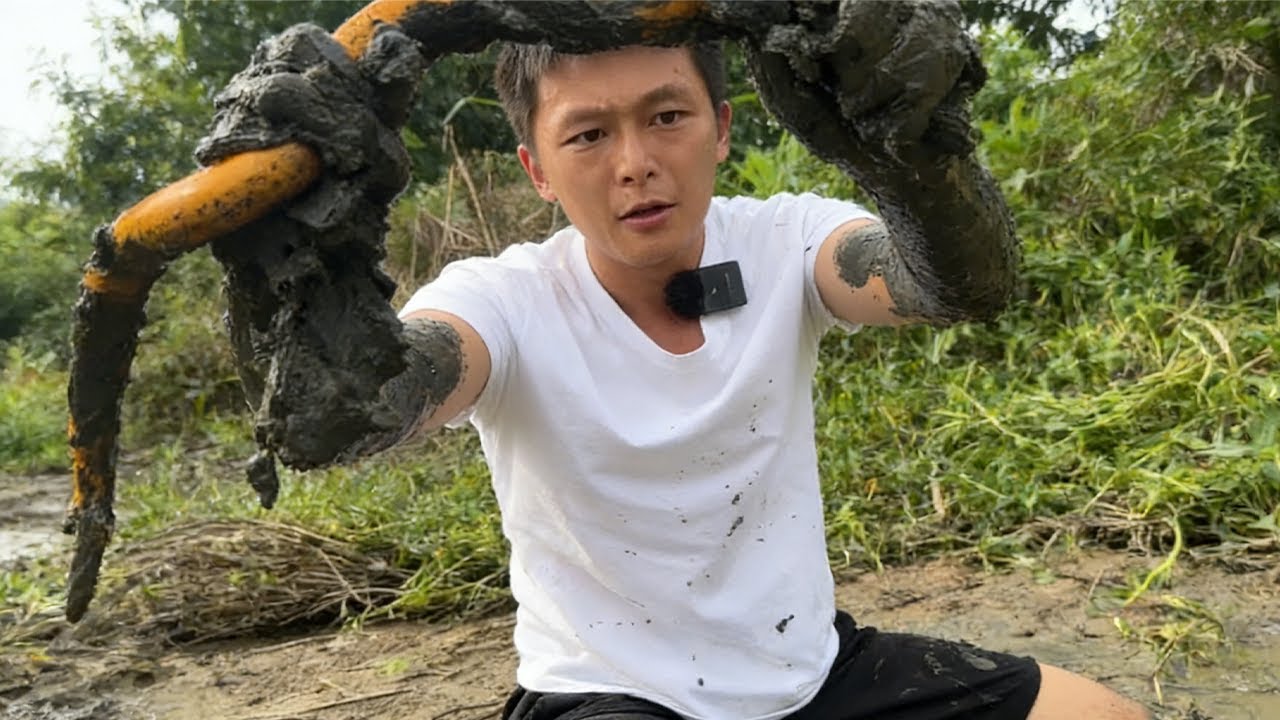 看到這塘淤泥，就想起小時候和發小蹲在塘邊探索，分着小魚獲的純粹樂趣！#大熱門#fishing
