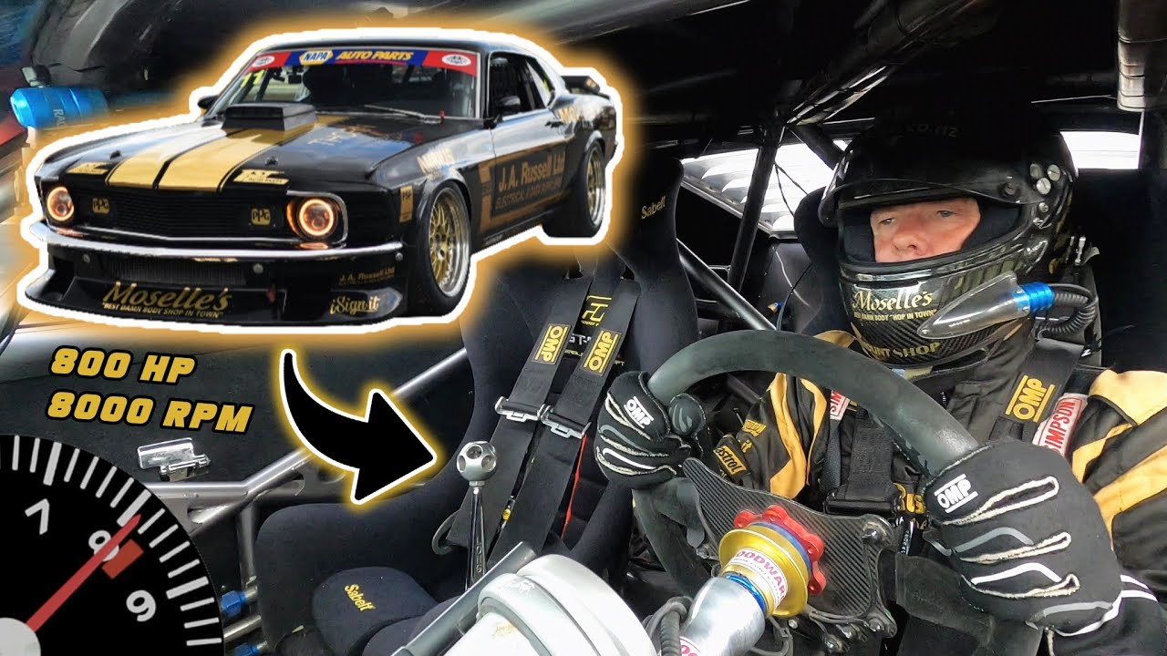 За рулём гоночного автомобиля Ford Mustang 1970 года | Захватывающие гонки на борту с Angus Fogg ...