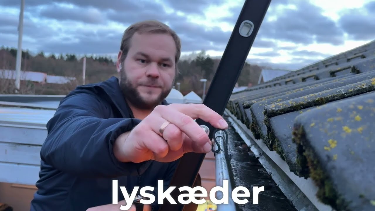 Lysk&aelig;deholder til Tagrende &ndash; S&aring;dan H&aelig;nger Du Julelys Op Hurtigt og Sikkert 🎄