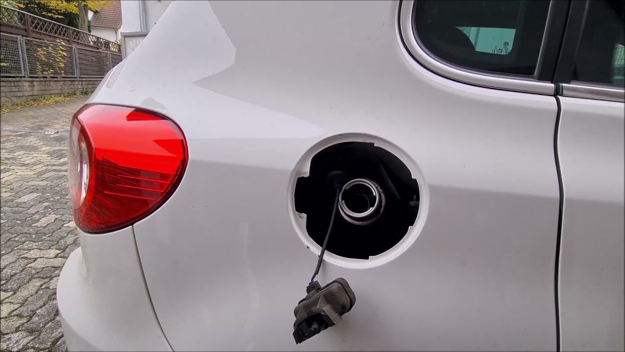 Defekte Tankverriegelung bei einem VW Tiguan tauschen. Tankdeckel lässt sich nicht öffnen.