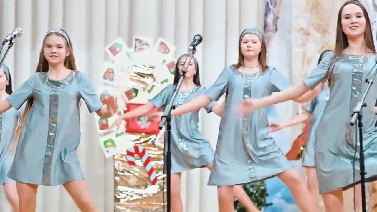 Новогодний флэшмоб ! Танцуем  со зрителями! Зажигаем!