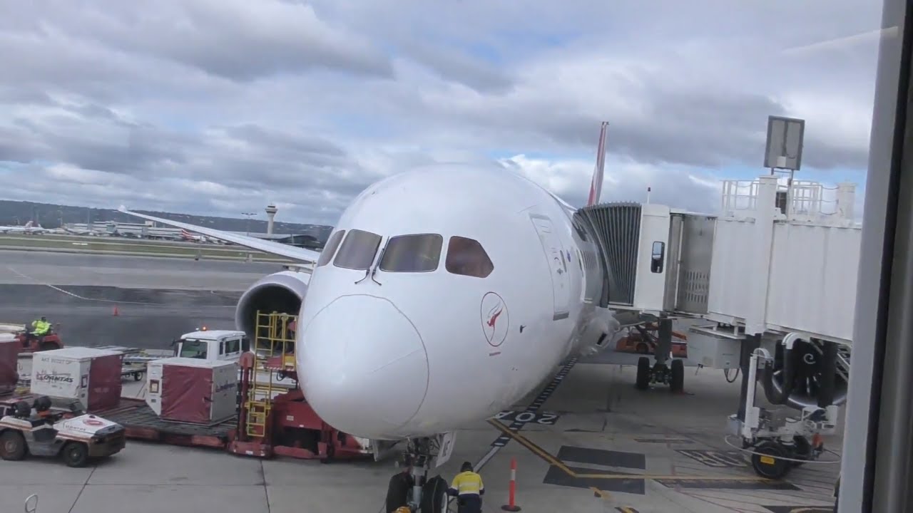 Qantas 787 I ECONOMY I TRIP REPORT I QF10 PERTH TO MELBOURNE