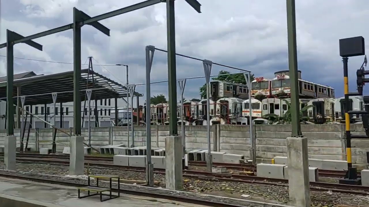 インドネシア鉄道プルワカルタ駅廃車の山 A pile of abandoned trains at Purwakarta Station