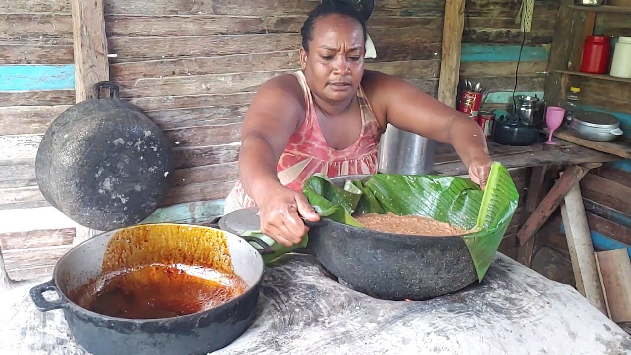 Puso La Hoja De Plátano En El Fogón Para Hacer Este Pan Tradicional Dominicano.