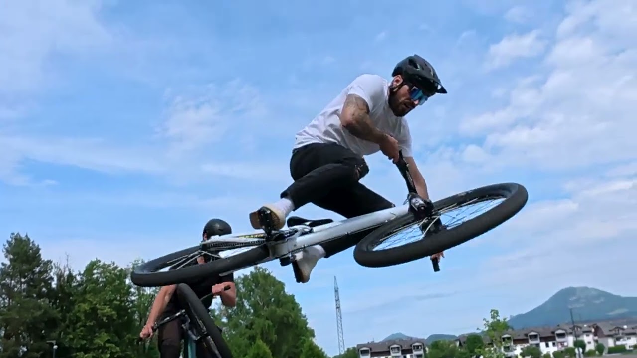 Pump Track Action mit Daniel und Mike