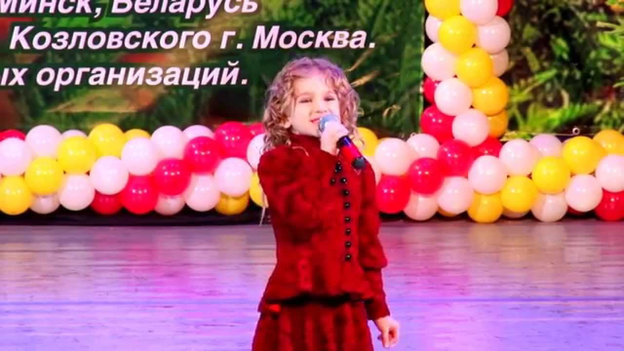 маленькая девочка поет песню Ох Сережка