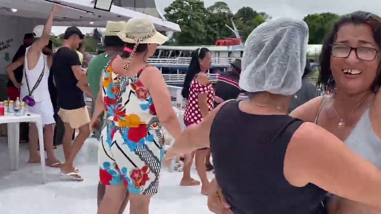 Festa no passeio de  barco  amazonas