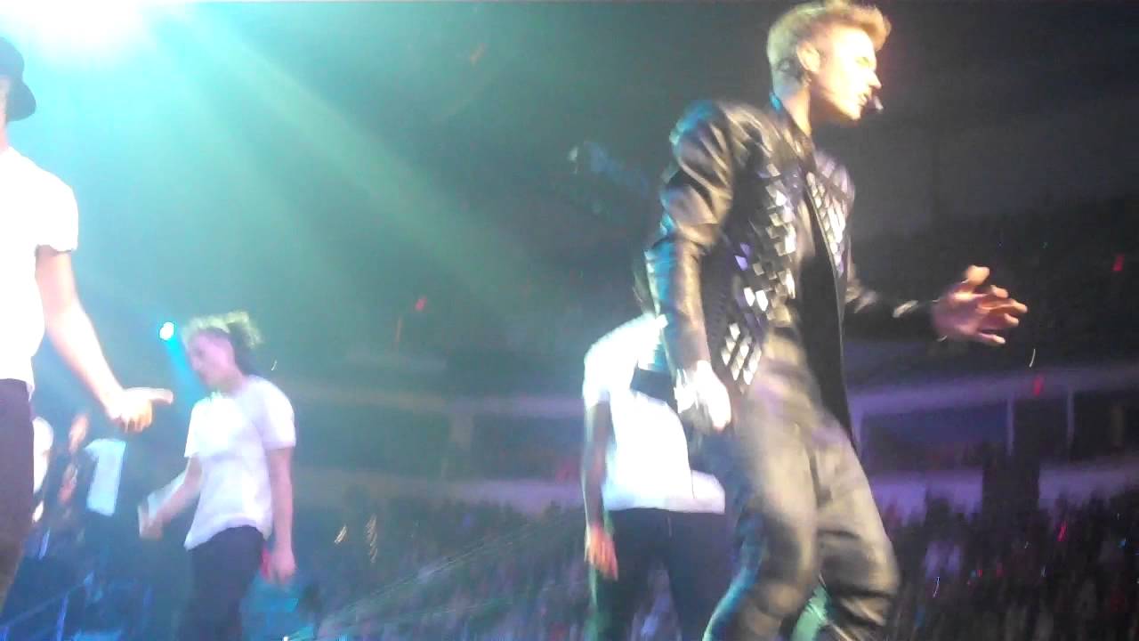 JUSTIN BIEBER PERFORMING BELIEVE UP CLOSE! AND @JONBOOGIEE HELD MY HAND :) 