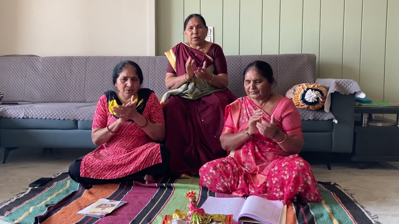 || ઝીણા ઝીણા ફૂલડાંનો હાર માલણ ગૂંથી લાવે ॥ Jina jina fulda no har malan gunthi lave re ||