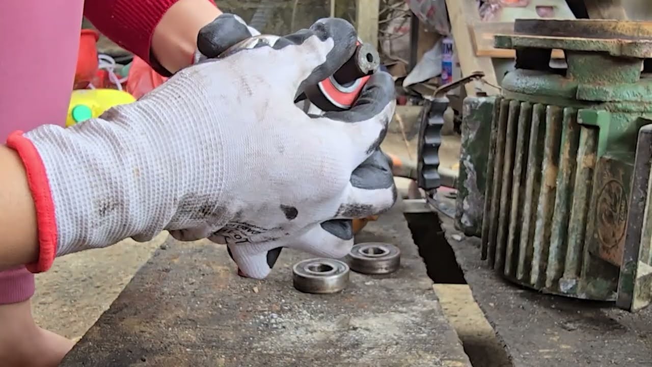 Даже сильно поврежденные автомобили не смогли напугать девочку.