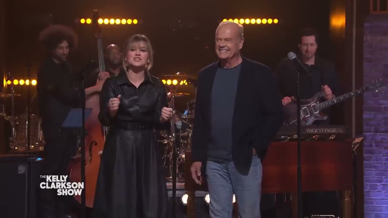 Kelly Clarkson & Kelsey Grammer Sing 'Frasier' Theme Song