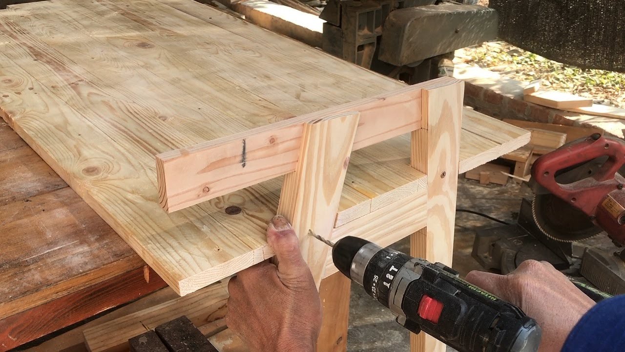Design Ideas For Home Office Space // DIY Computer Desk From Modern Cheap Wooden Pallets