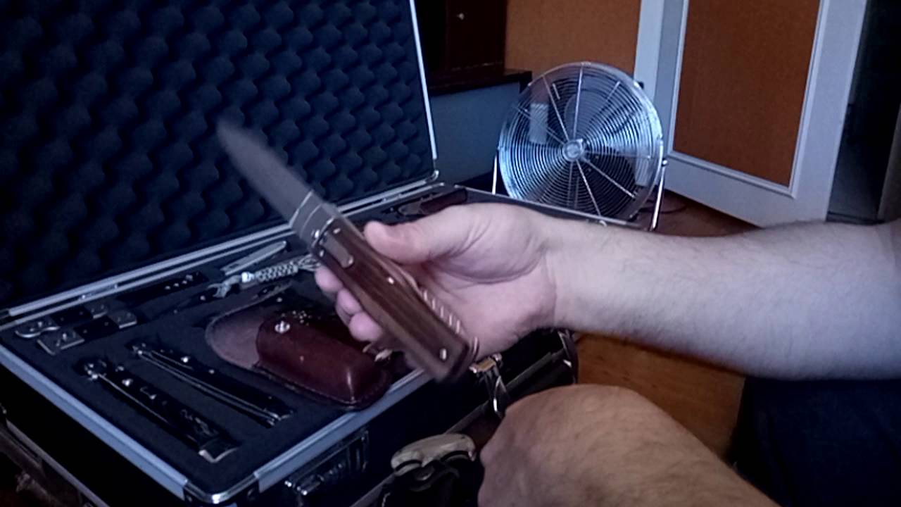 Mon p&egrave;re  vous pr&eacute;sente sa petite  collection de  couteau