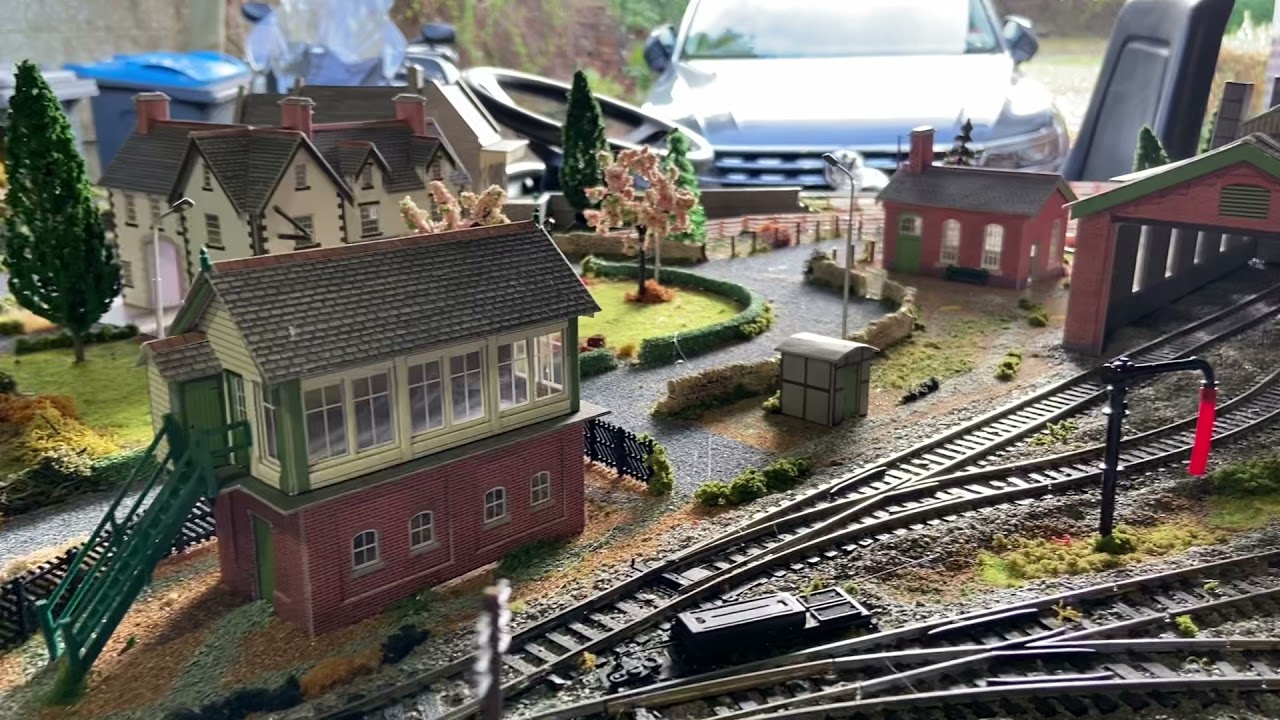 Creating a hornby  00 scenic model railway train layout 6x4ft progress so far detailing is the key