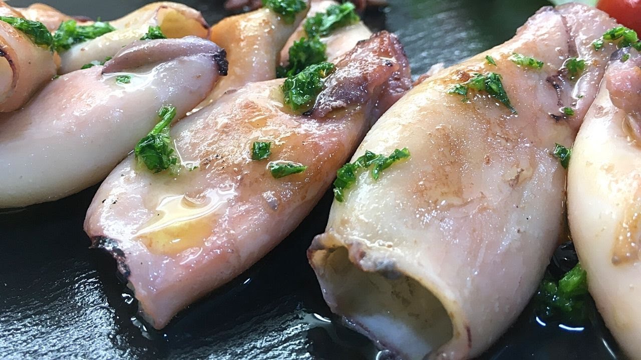 🦑 CHIPIRONES A LA PLANCHA con salsa verde  - Como limpiar calamares - Chef Elias Marin