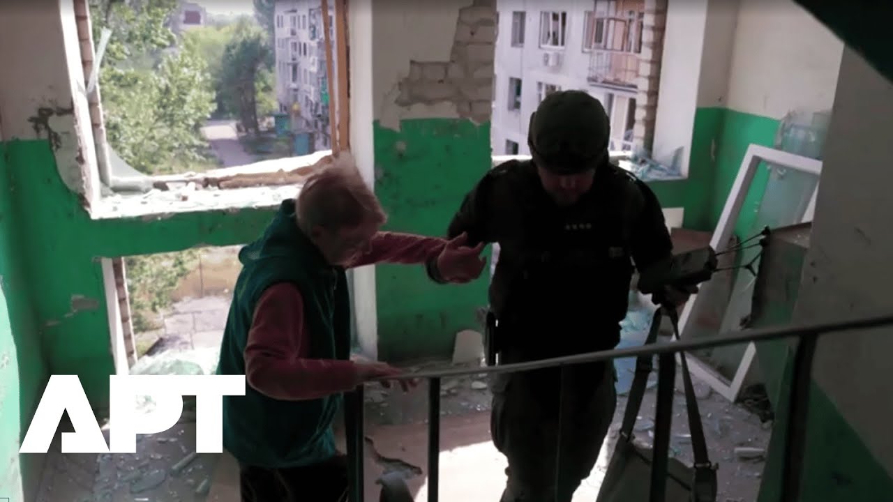 “Very Lucky”: Russian Troops 6km Away, Ukrainian Police Evacuate Elderly from Kostiantynivka | APT