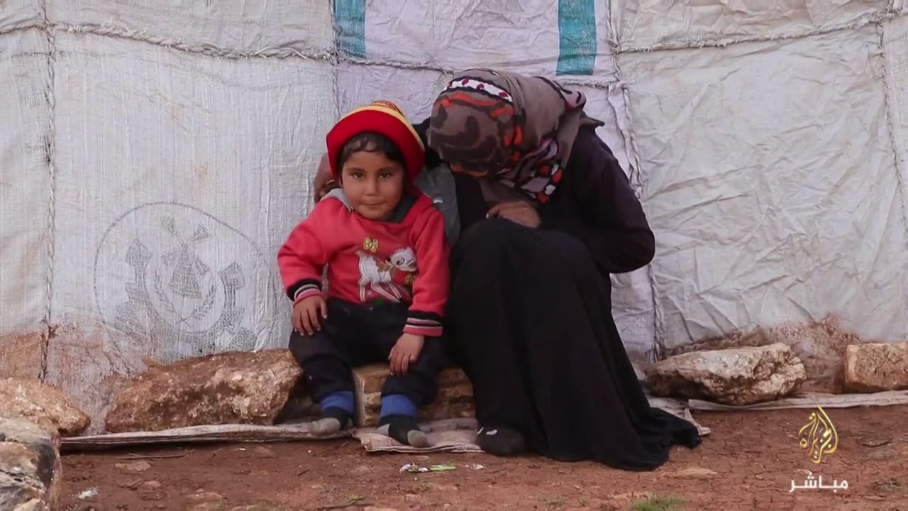 حكاية من ريف حلب.. طفلتان يتيمتان تعملان لإعالة نفسيهما وشقيقتهما الأصغر