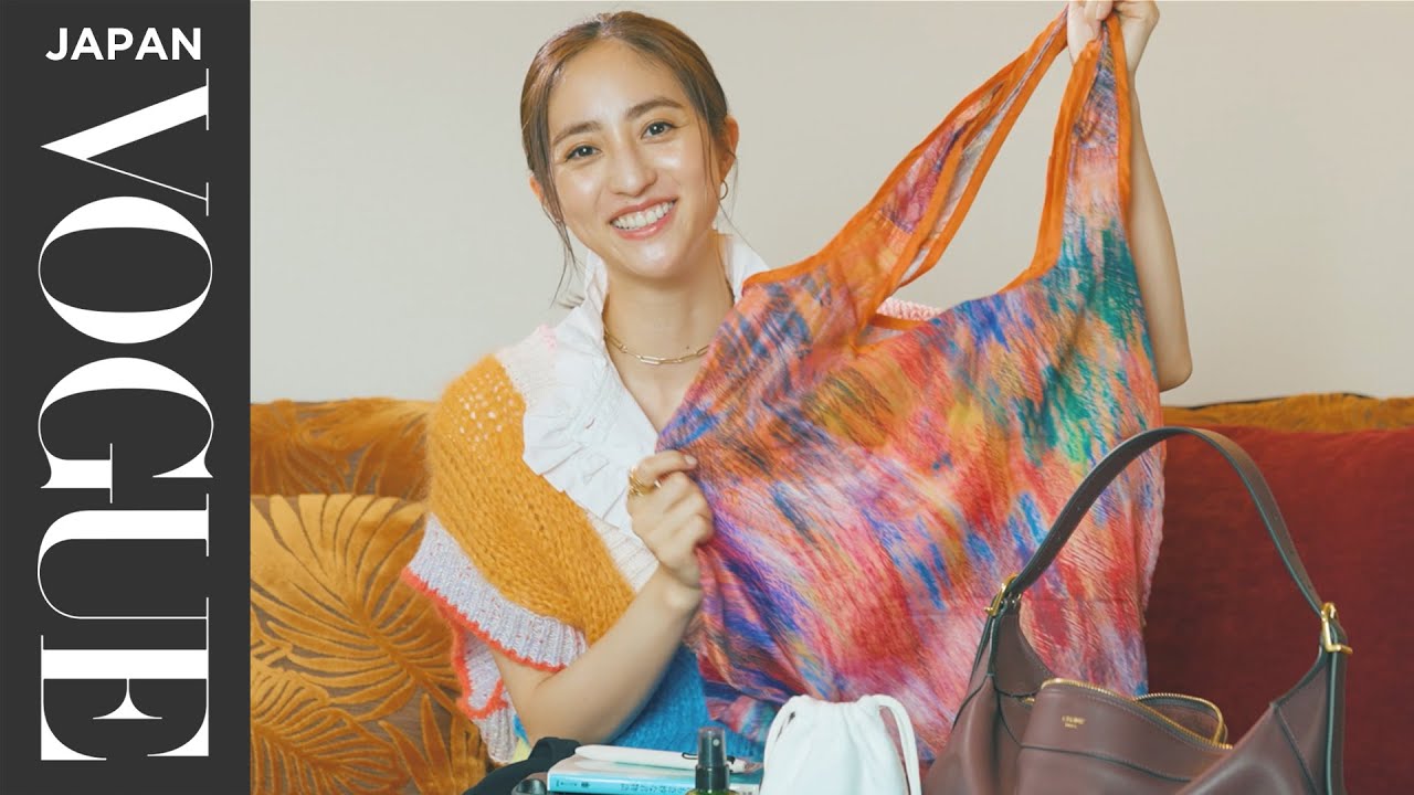 堀田茜のバッグの中身は？ 「1日中暇をしない」撮影日の必需品を披露。 | In The Bag | VOGUE JAPAN